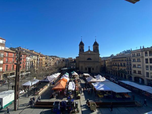 Erdizka, Centrico Apartamento Turistico Con La Mejor Vista Plaza De Los Fueros Estella Bagian luar foto